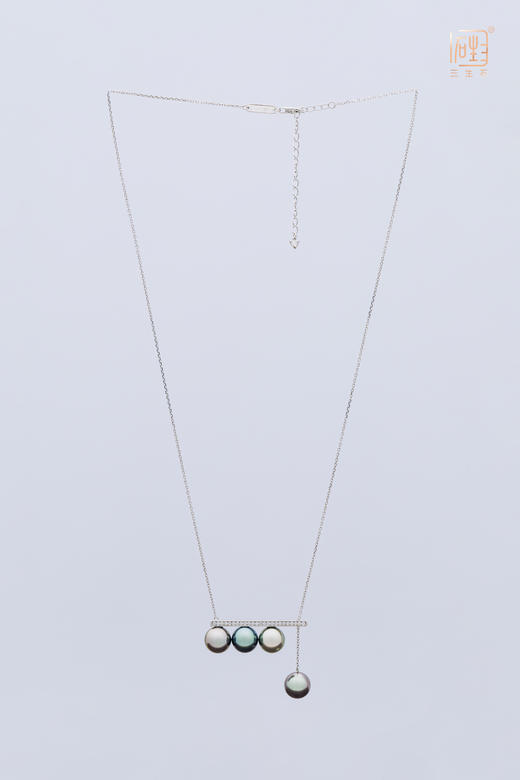 18K金正圆大溪地黑珍珠平衡木项链 商品图3