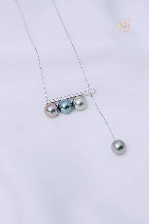 18K金正圆大溪地黑珍珠平衡木项链 商品图2