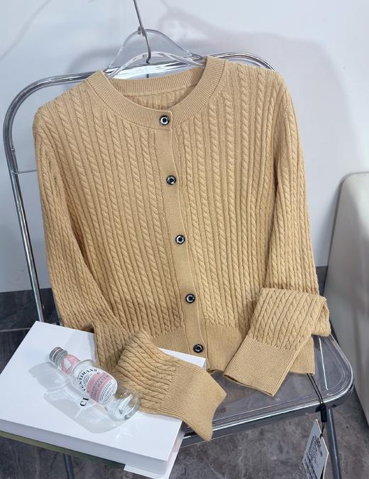 🔥春天必备💥⏩【HAMEOXS女士针织开衫】❗软糯亲肤💗上身超显气质~🔆春天穿真的绝绝子！好嫩！还有中灰/云灰/驼色经典色可选🟢羊毛混纺纱线！丝滑，有型，保暖，抗起球达到3级。 商品图10