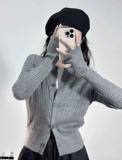 🔥春天必备💥⏩【HAMEOXS女士针织开衫】❗软糯亲肤💗上身超显气质~🔆春天穿真的绝绝子！好嫩！还有中灰/云灰/驼色经典色可选🟢羊毛混纺纱线！丝滑，有型，保暖，抗起球达到3级。 商品图5