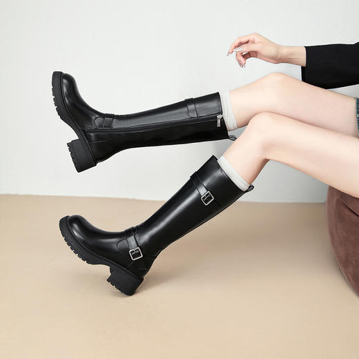 西遇高筒长靴女新款冬季复古增高皮带扣骑士靴粗跟黑色高筒靴V3947756 商品图0