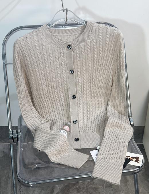 🔥春天必备💥⏩【HAMEOXS女士针织开衫】❗软糯亲肤💗上身超显气质~🔆春天穿真的绝绝子！好嫩！还有中灰/云灰/驼色经典色可选🟢羊毛混纺纱线！丝滑，有型，保暖，抗起球达到3级。 商品图8