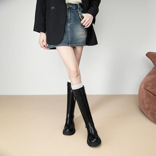 西遇高筒长靴女新款冬季复古增高皮带扣骑士靴粗跟黑色高筒靴V3947756 商品图3