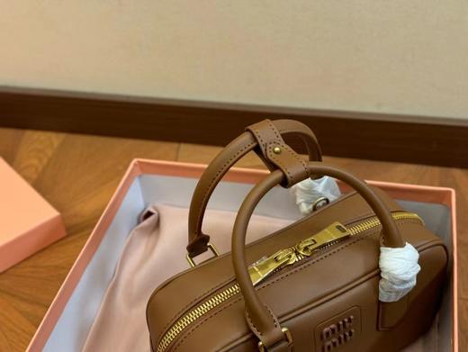 B092622很难不爱啊啊！可手拎也可斜挎保龄球公文包 商品图9