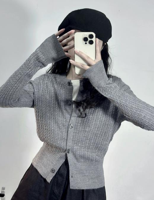 🔥春天必备💥⏩【HAMEOXS女士针织开衫】❗软糯亲肤💗上身超显气质~🔆春天穿真的绝绝子！好嫩！还有中灰/云灰/驼色经典色可选🟢羊毛混纺纱线！丝滑，有型，保暖，抗起球达到3级。 商品图4