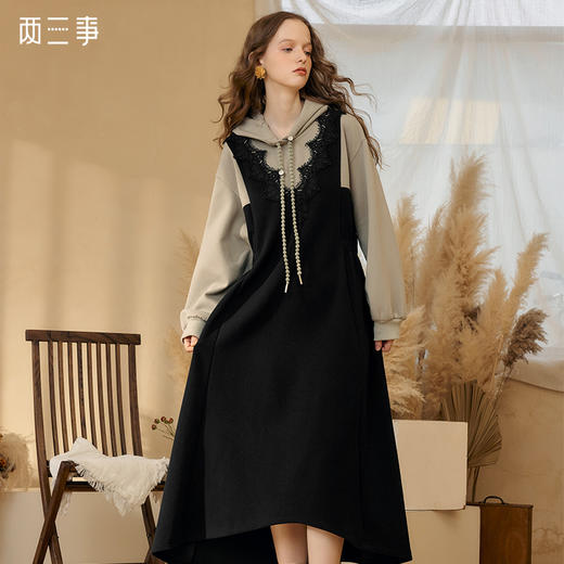 两三事 山间脉络 2024秋季新款时尚蕾丝拼接撞色假两件连帽连衣裙 商品图0