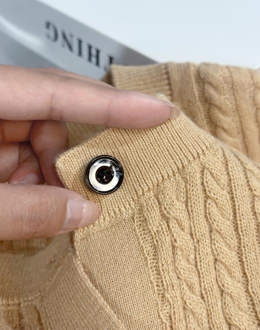 🔥春天必备💥⏩【HAMEOXS女士针织开衫】❗软糯亲肤💗上身超显气质~🔆春天穿真的绝绝子！好嫩！还有中灰/云灰/驼色经典色可选🟢羊毛混纺纱线！丝滑，有型，保暖，抗起球达到3级。 商品图13