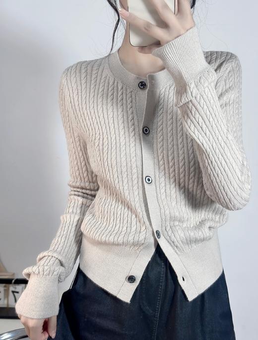 🔥春天必备💥⏩【HAMEOXS女士针织开衫】❗软糯亲肤💗上身超显气质~🔆春天穿真的绝绝子！好嫩！还有中灰/云灰/驼色经典色可选🟢羊毛混纺纱线！丝滑，有型，保暖，抗起球达到3级。 商品图2