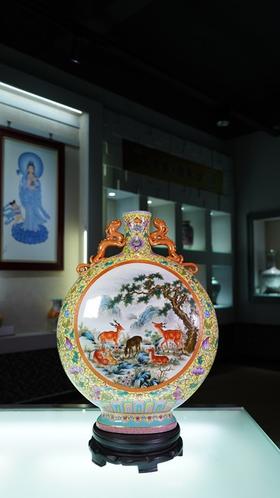 粉彩黄地缠枝莲开窗双鹿耳抱月瓶