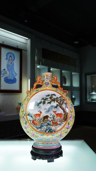 粉彩黄地缠枝莲开窗双鹿耳抱月瓶 商品图0