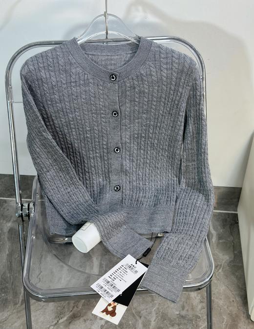 🔥春天必备💥⏩【HAMEOXS女士针织开衫】❗软糯亲肤💗上身超显气质~🔆春天穿真的绝绝子！好嫩！还有中灰/云灰/驼色经典色可选🟢羊毛混纺纱线！丝滑，有型，保暖，抗起球达到3级。 商品图9