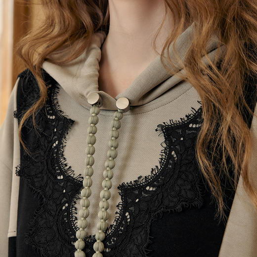 两三事 山间脉络 2024秋季新款时尚蕾丝拼接撞色假两件连帽连衣裙 商品图3