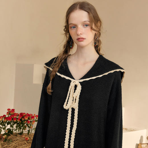 两三事 粉墨登场 2024秋季新款字母刺绣绑带海军领毛衣裙连衣裙 商品图2