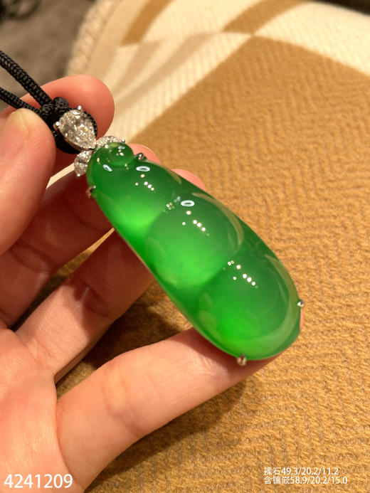 玻璃种艳绿福豆吊坠【4241209】具体价格微信咨询 商品图0