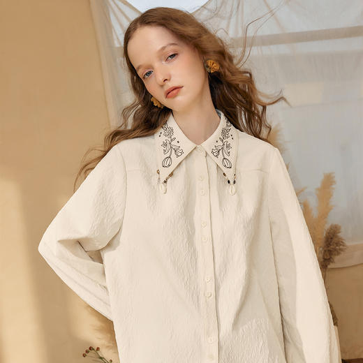 两三事 风花光尘 2024冬季新款文艺风绣花翻领纽扣装饰长袖衬衫女 商品图1
