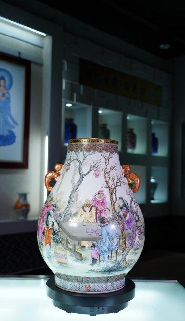 双耳粉彩人物福筒尊 商品图0