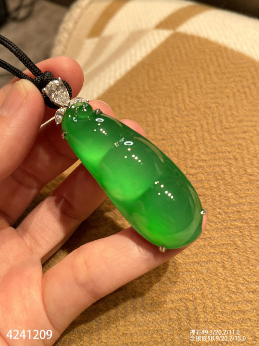 玻璃种艳绿福豆吊坠【4241209】具体价格微信咨询 商品图1