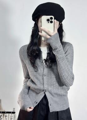 🔥春天必备💥⏩【HAMEOXS女士针织开衫】❗软糯亲肤💗上身超显气质~🔆春天穿真的绝绝子！好嫩！还有中灰/云灰/驼色经典色可选🟢羊毛混纺纱线！丝滑，有型，保暖，抗起球达到3级。