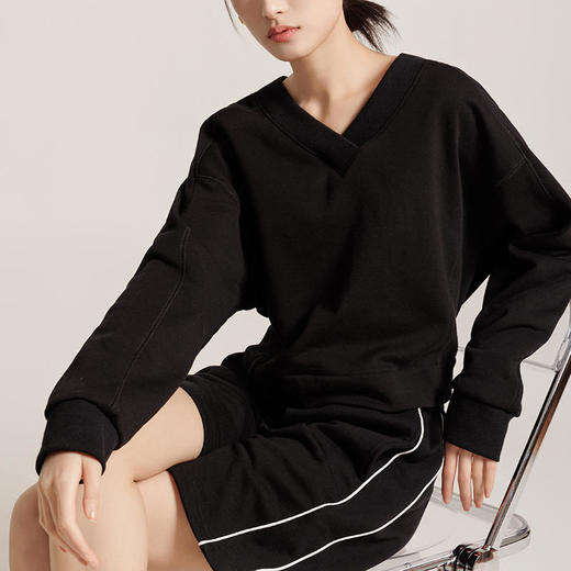 「短款卫衣，打造三七身材」 V领插肩袖卫衣 商品图1
