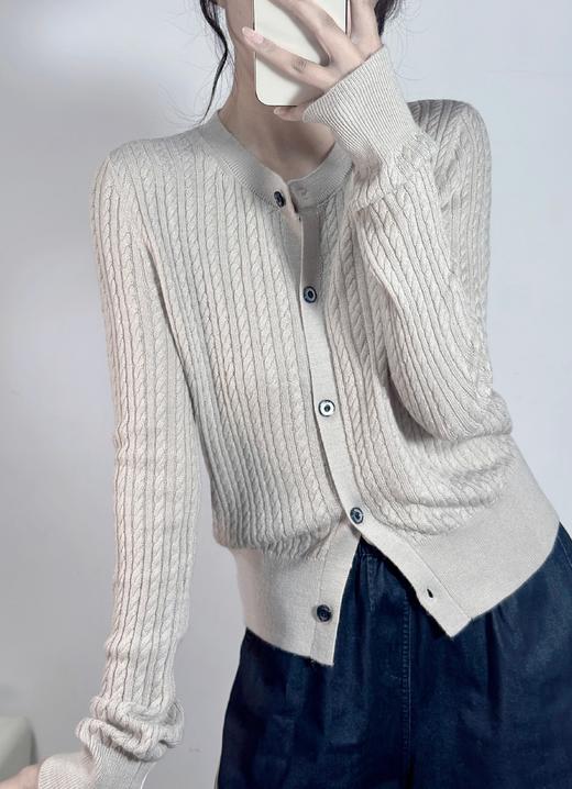 🔥春天必备💥⏩【HAMEOXS女士针织开衫】❗软糯亲肤💗上身超显气质~🔆春天穿真的绝绝子！好嫩！还有中灰/云灰/驼色经典色可选🟢羊毛混纺纱线！丝滑，有型，保暖，抗起球达到3级。 商品图3