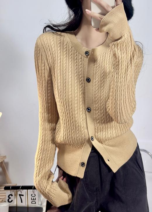 🔥春天必备💥⏩【HAMEOXS女士针织开衫】❗软糯亲肤💗上身超显气质~🔆春天穿真的绝绝子！好嫩！还有中灰/云灰/驼色经典色可选🟢羊毛混纺纱线！丝滑，有型，保暖，抗起球达到3级。 商品图6