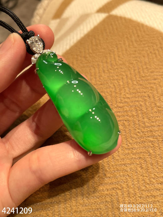 玻璃种艳绿福豆吊坠【4241209】具体价格微信咨询 商品图2