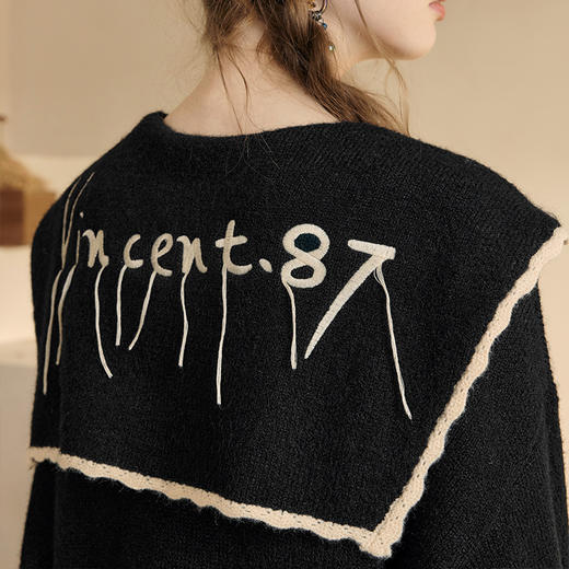 两三事 粉墨登场 2024秋季新款字母刺绣绑带海军领毛衣裙连衣裙 商品图3