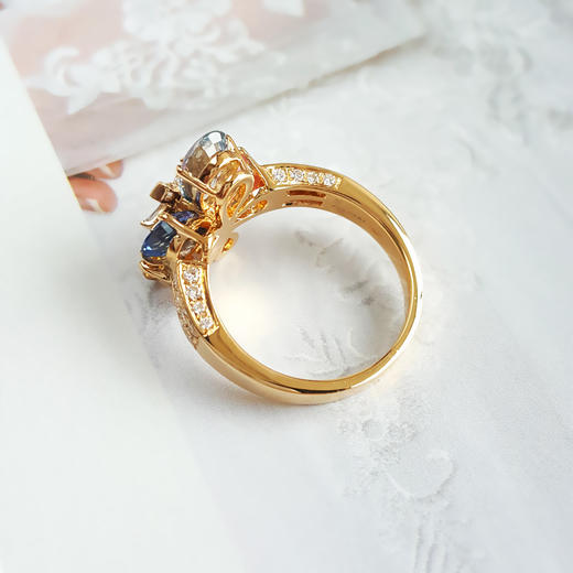 【95新】BVLGARI宝格丽SAPPHIREFLOWER系列18K黄金镶钻彩色蓝宝石花朵戒指女士57号020924TJ23 现售价：35500 商品图6