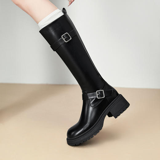 西遇高筒长靴女新款冬季复古增高皮带扣骑士靴粗跟黑色高筒靴V3947756 商品图1