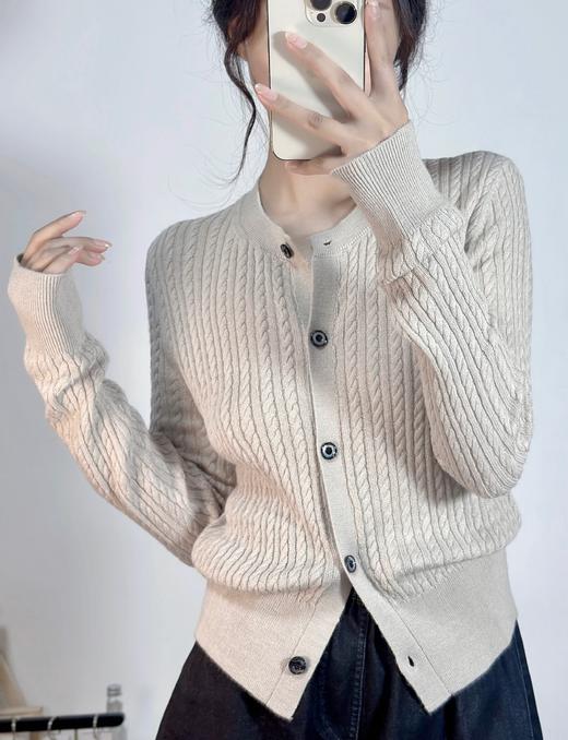 🔥春天必备💥⏩【HAMEOXS女士针织开衫】❗软糯亲肤💗上身超显气质~🔆春天穿真的绝绝子！好嫩！还有中灰/云灰/驼色经典色可选🟢羊毛混纺纱线！丝滑，有型，保暖，抗起球达到3级。 商品图1