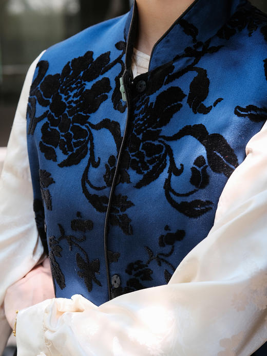 盛唐牡丹 |石青底色真丝漳绒马甲 商品图2