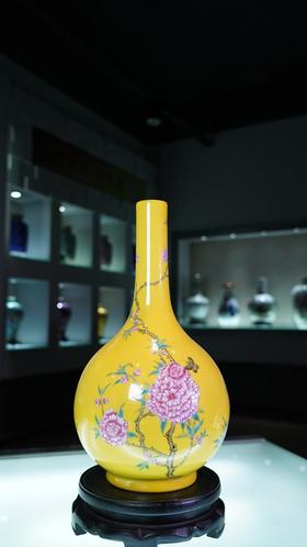 黄地扒花牡丹象耳玉湖春瓶