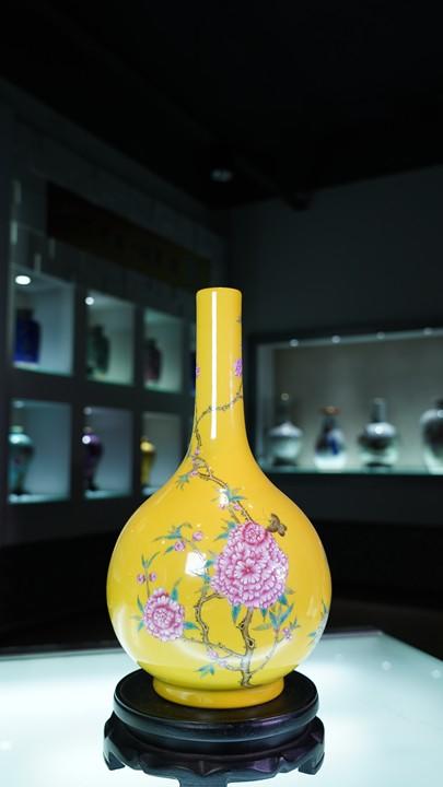 黄地扒花牡丹象耳玉湖春瓶 商品图0