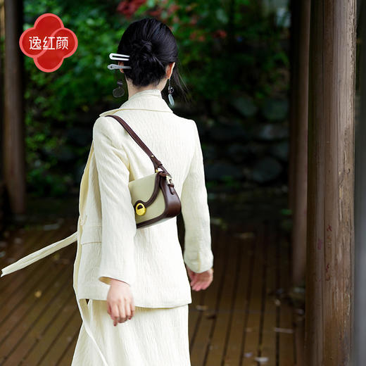 上海逸红颜知微2025年秋季新款立体剪裁褶皱肌理感新中式西装外套 商品图3