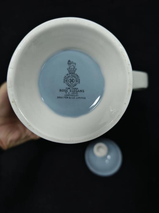 皇家道尔顿蓝色玫瑰系列作品，这组作品包括了一杯一碟的摩卡杯，一杯两碟阔口杯，糖罐奶罐以及壶 商品图13