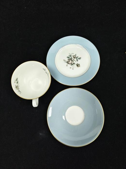皇家道尔顿蓝色玫瑰系列作品，这组作品包括了一杯一碟的摩卡杯，一杯两碟阔口杯，糖罐奶罐以及壶 商品图5