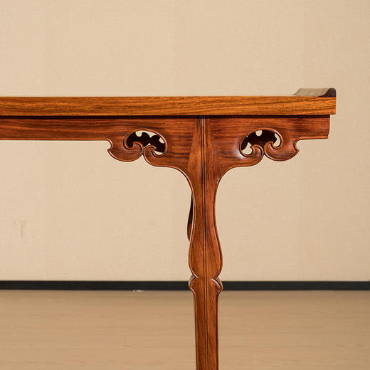 二十世纪 黄花梨插肩榫如意云纹一块玉翘头案 商品图1