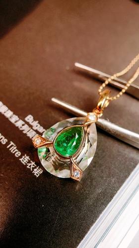 18k金镶万能扣白水晶祖母绿吊坠
 0.65ct