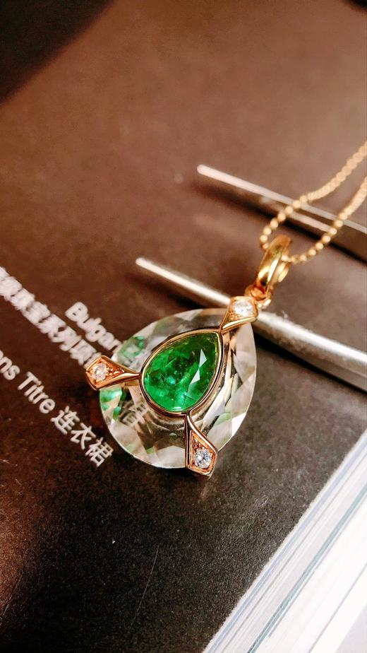 18k金镶万能扣白水晶祖母绿吊坠
 0.65ct 商品图0