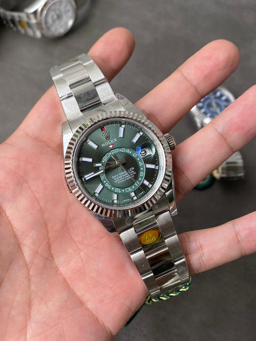 N厂V2版外圈口转动柔顺，圈口不紧不松，完美无破绽➕top级品质
劳力士 天行者Sky-Dweller颠覆升级2022年[恐惧]最新版本所有细节与尺寸，❶:升级三角坑纹表圈深度与侧面的倒边菱角 商品图12