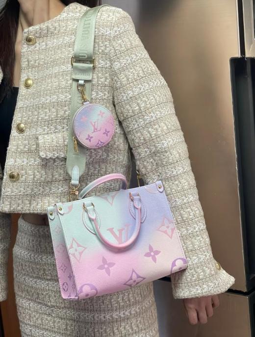 LouIs VUITTON ONTHEGO 城市春日系列 经典老花可拆卸可调节肩带 涂层帆布 托特包Tote包购物袋单肩斜挎手提包 渐变蓝粉（CB） 商品图3