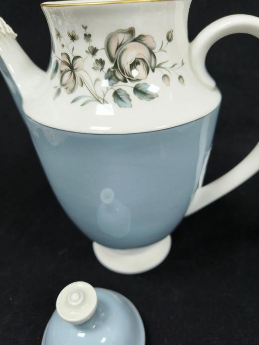 皇家道尔顿蓝色玫瑰系列作品，这组作品包括了一杯一碟的摩卡杯，一杯两碟阔口杯，糖罐奶罐以及壶 商品图14