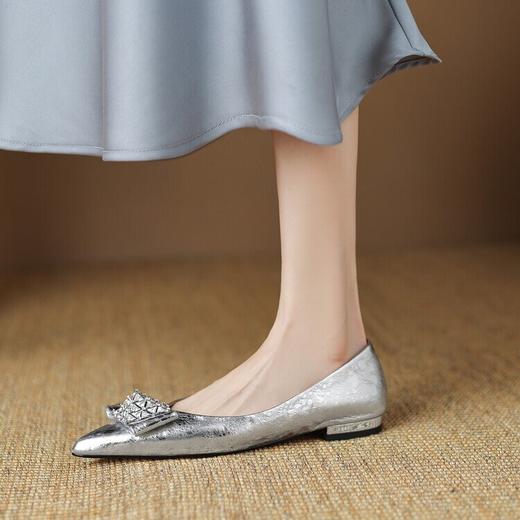 【预售5天】时尚水钻蝴蝶结低跟单鞋新款时尚银色真皮粗跟小皮鞋ZF&24-235 商品图4