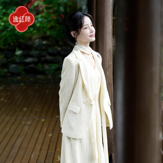 上海逸红颜知微2025年秋季新款立体剪裁褶皱肌理感新中式西装外套 商品图2