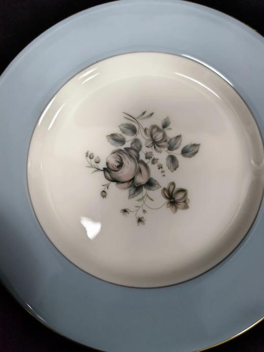 皇家道尔顿蓝色玫瑰系列作品，这组作品包括了一杯一碟的摩卡杯，一杯两碟阔口杯，糖罐奶罐以及壶 商品图6