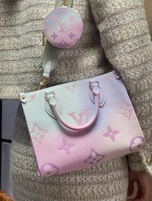 LouIs VUITTON ONTHEGO 城市春日系列 经典老花可拆卸可调节肩带 涂层帆布 托特包Tote包购物袋单肩斜挎手提包 渐变蓝粉（CB） 商品图4