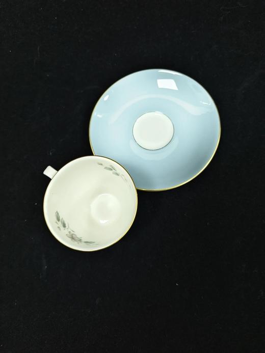 皇家道尔顿蓝色玫瑰系列作品，这组作品包括了一杯一碟的摩卡杯，一杯两碟阔口杯，糖罐奶罐以及壶 商品图2