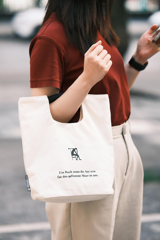 【升级版】卡夫卡文学时尚手提袋  可选香芋紫/卡其色/米白色 内袋附拉链 有内衬 预计10月中旬发货 商品图8