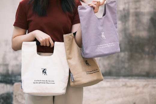 【升级版】卡夫卡文学时尚手提袋  可选香芋紫/卡其色/米白色 内袋附拉链 有内衬 预计10月中旬发货 商品图4