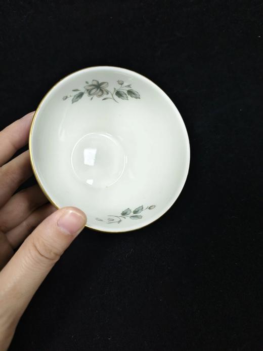 皇家道尔顿蓝色玫瑰系列作品，这组作品包括了一杯一碟的摩卡杯，一杯两碟阔口杯，糖罐奶罐以及壶 商品图10